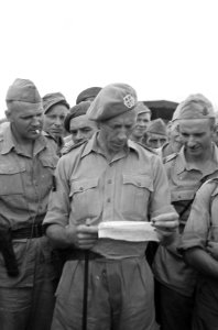 Officier van Regiment Stoottroepen bekijkt documenten, Bestanddeelnr 5822