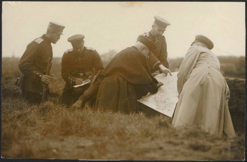 Officieren in het veld raadplegen een landkaart., Bestanddeelnr 158-2236