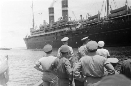 Officieren in een sloepje op weg naar het schip, Bestanddeelnr 91-1-1