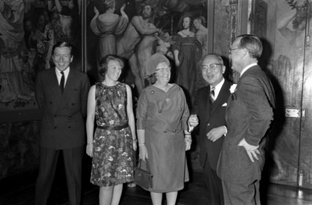 Oe Thant bij koninklijke familie op Huis ten Bosch . Prins Claus , prinses Beatr, Bestanddeelnr 921-2383
