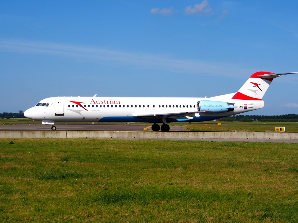 OE-LVJ Austrian Airlines Fokker F100 - cn 11359 taxiing 19july2013 pic-003