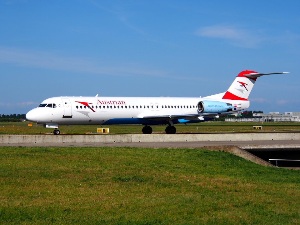 OE-LVJ Austrian Airlines Fokker F100 - cn 11359 taxiing 19july2013 pic-002