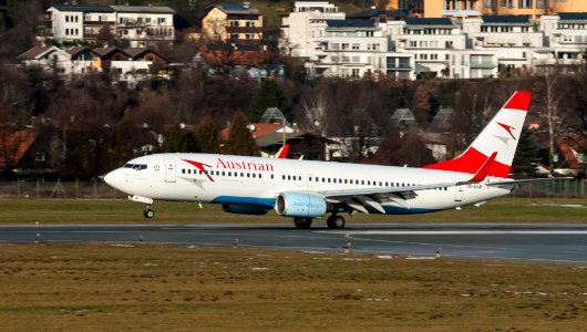 OE-LNP landing at Innsbruck Airport