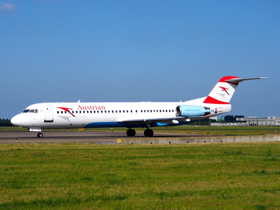 OE-LVK Austrian Airlines Fokker F100 - cn 11397 taxiing 18july2013 pic-002