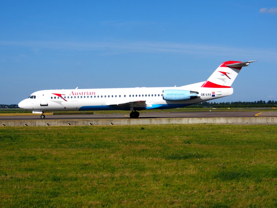 OE-LVJ Austrian Airlines Fokker F100 - cn 11359 taxiing 19july2013 pic-005