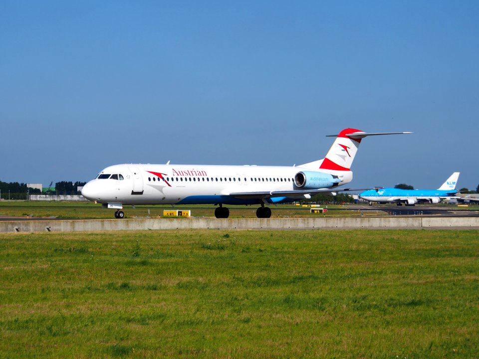 OE-LVK Austrian Airlines Fokker F100 - cn 11397 taxiing 18july2013 pic-001