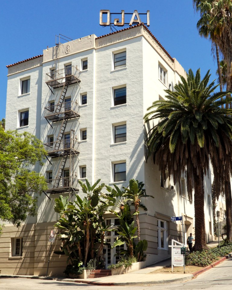 Ojai Apartments viewed from the southeast 2015-07-12
