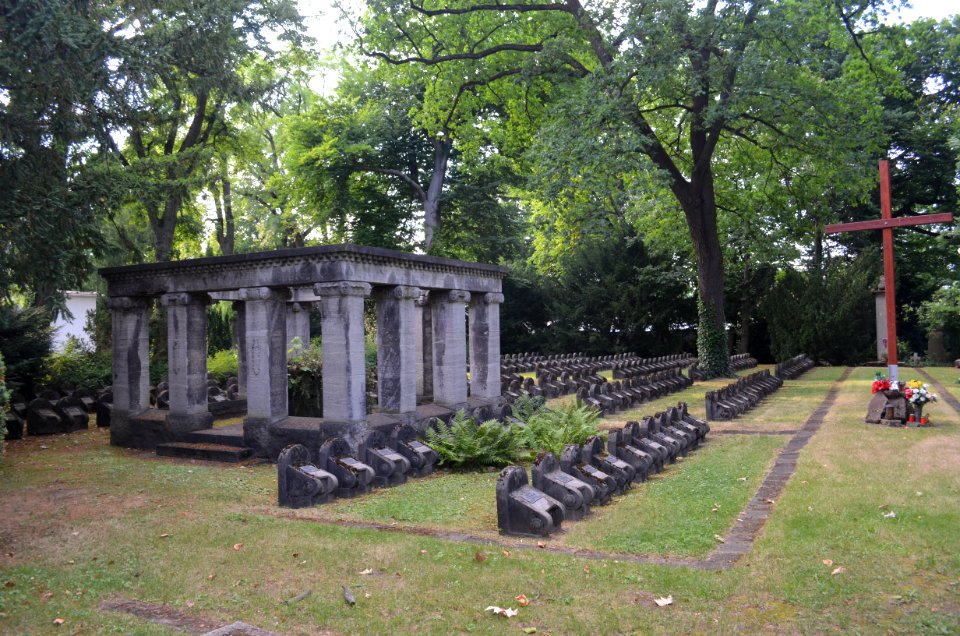 Offenbach, Alter Friedhof,Ehrenmal für bei Betriebsunfällen während des Krieges umgekommene Mitarbeiter des Chemiebetriebs Griesheim Elektron (1)