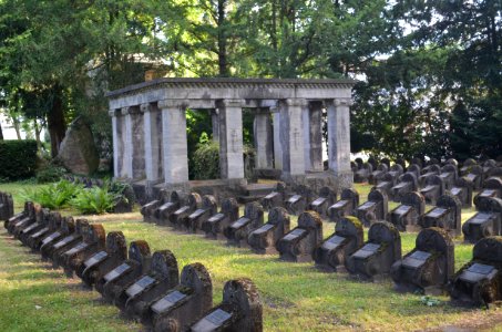 Offenbach, Alter Friedhof,Ehrenmal für bei Betriebsunfällen während des Krieges umgekommene Mitarbeiter des Chemiebetriebs Griesheim Elektron