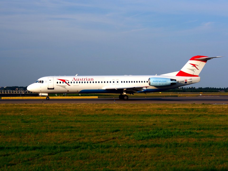 OE-LVE Austrian Airlines Fokker F100 - cn 11499 taxiing 22July2013 pic-004