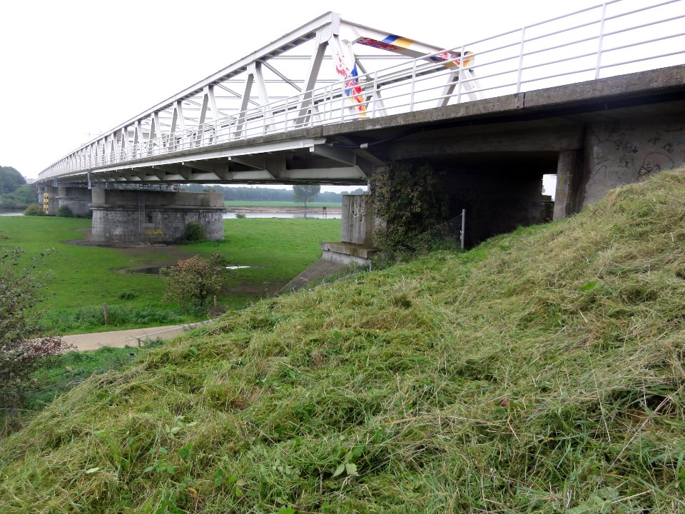 Oeffelt Rijksmonument 518572 brugpijlers Maasbrug