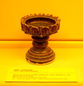 Oil lamp base, Ly-Tran dynasty, 11th-14th century AD, white and brown glazed ceramic - National Museum of Vietnamese History - Hanoi, Vietnam - DSC05527