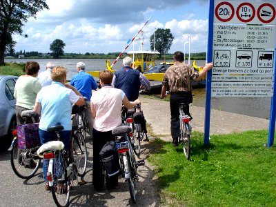 Oijen, l' arrivée du bac