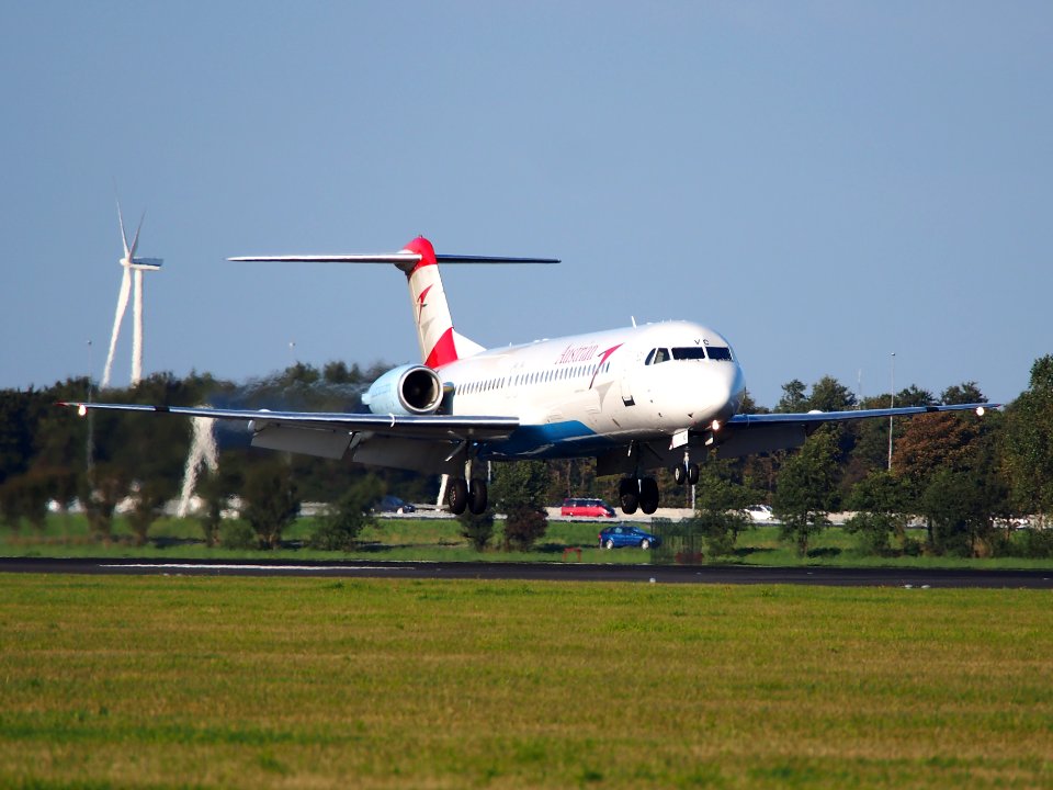 OE-LVC Austrian Airlines Fokker F100 - cn 11446 landing at Schiphol pic2