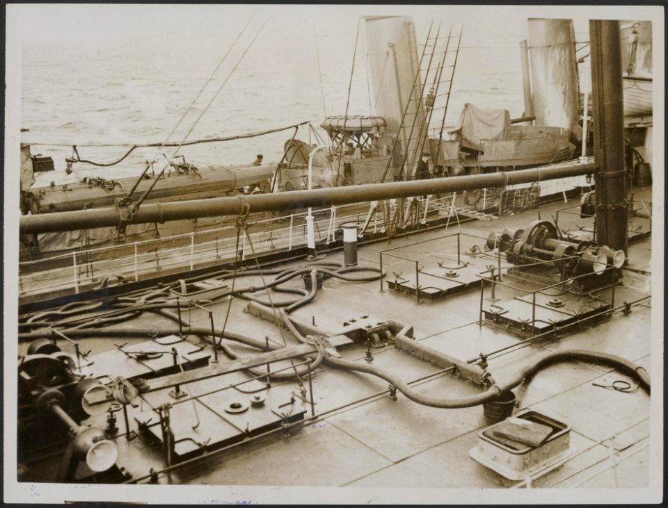 Oiling a warship, Bestanddeelnr 158-2656