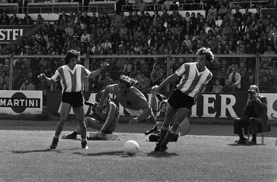 Oefeninterland Nederland tegen Argentinie 4-1 Neeskens wordt ten val gebracht, Bestanddeelnr 927-2142