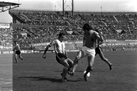 Oefeninterland Nederland tegen Argentinie 4-1 Van Hanegem in duel met Argentijn, Bestanddeelnr 927-2144