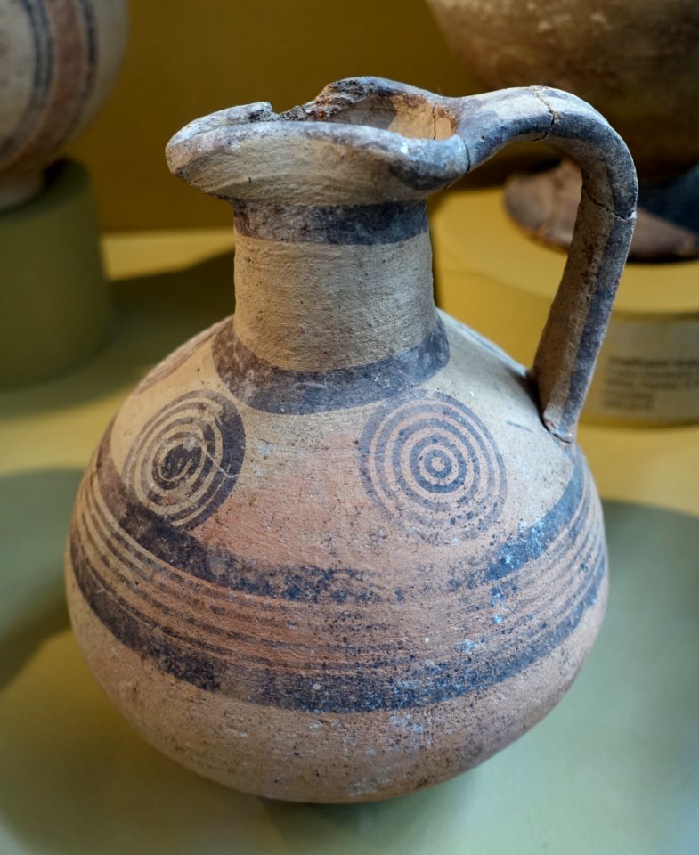 Oinochoe, Cypro-Archaic, White Painted IV Ware - Harvard Semitic Museum - Cambridge, MA - DSC06406