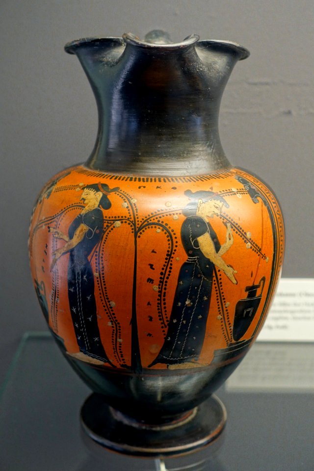 Oinochoe with two girls filling their hydriai in a spring house, Attic, c. 510 BC, L 345 - Martin von Wagner Museum - Würzburg, Germany - DSC05462