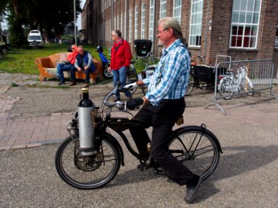 Oisterwijkste Stoomdagen 2015, John van de Riet propane driven bicycle foto 6