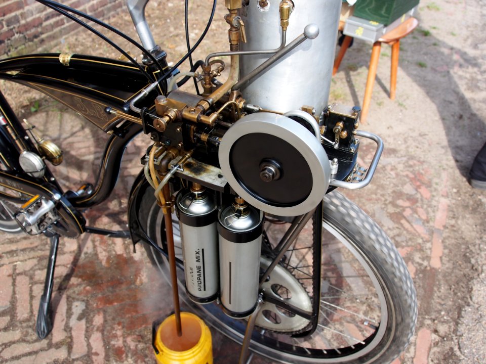 Oisterwijkste Stoomdagen 2015, John van de Riet propane driven bicycle foto 4