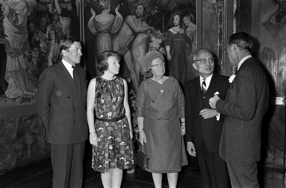 Oe Thant bij koninklijke familie op Huis ten Bosch . Prins Claus , prinses Beatr, Bestanddeelnr 921-2382