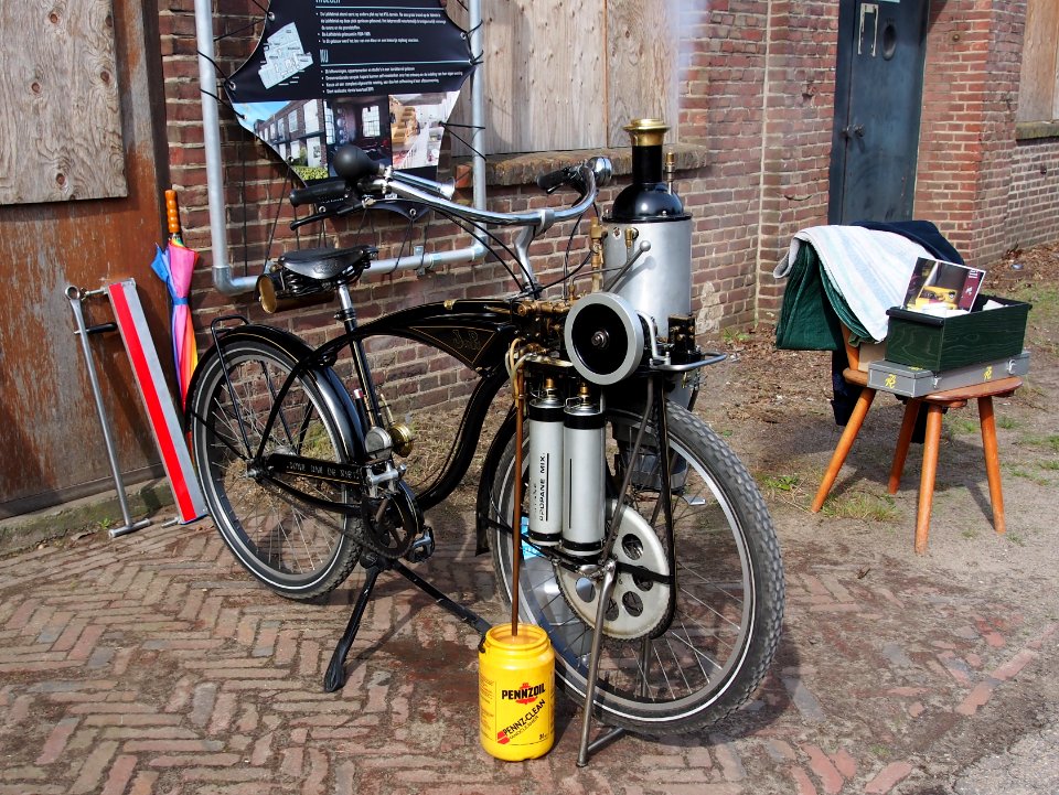 Oisterwijkste Stoomdagen 2015, John van de Riet propane driven bicycle foto 1