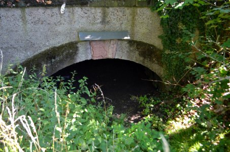 Offenbach, Frankfurter Straße neben Nummer 151, Hängender Grenzstein