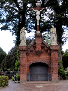 Oirschot Rijksmonument 519157 RK kerkhof baarhuis met calvariegroep