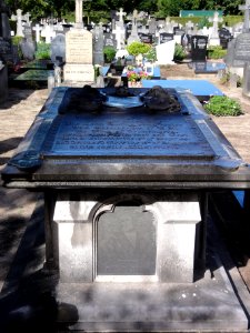 Oirschot Rijksmonument 519766 graf J.Turing van Ferrier
