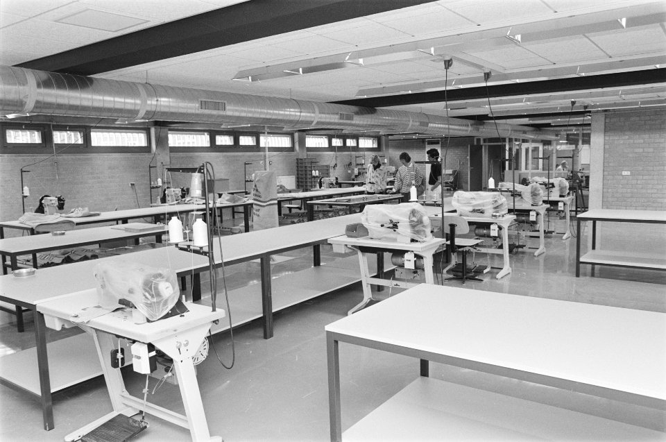 Officiele ingebruikstelling gevangenis Havenstraat in Amsterdam werkplaats, Bestanddeelnr 933-9788