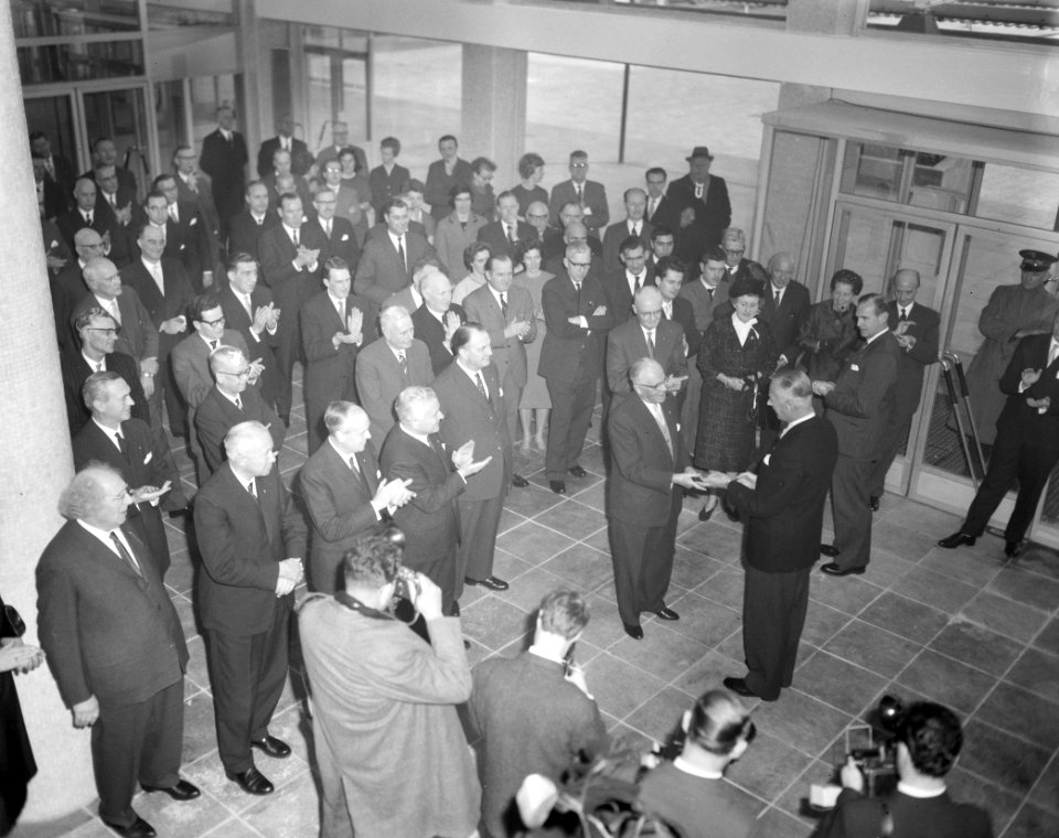 Officiele opening administratiegebouw Jaarbeurs door Mr. Milius, Bestanddeelnr 913-6143