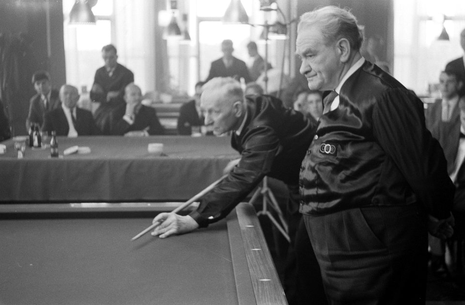 Officiele kampioenschap driebanden van Amsterdam in Cafe Dubois . Rechts J. Swee, Bestanddeelnr 914-9116