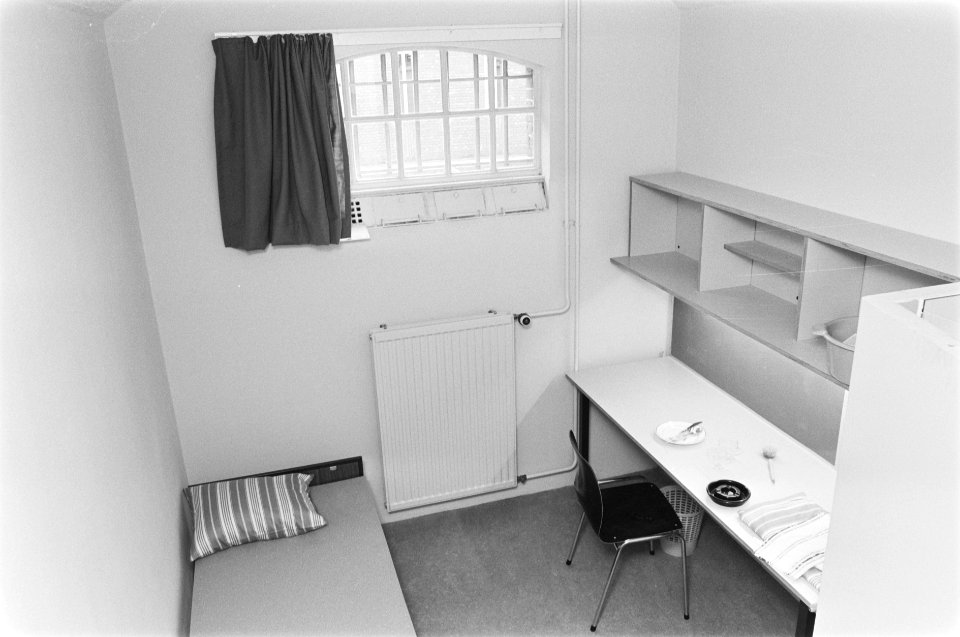 Officiele ingebruikstelling gevangenis Havenstraat in Amsterdam interieur cel, Bestanddeelnr 933-9787