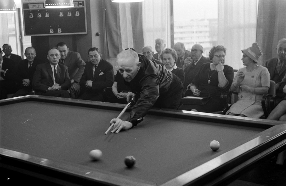 Officiele kampioenschap driebanden van Amsterdam in Cafe Dubois . Rechts J. Swee, Bestanddeelnr 914-9117