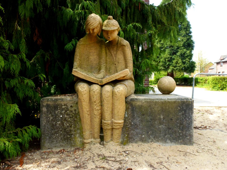 Ohé en Laak (Maasgouw) sculptuur op schoolplein