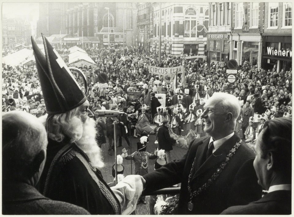 Officiele ontvangst van St. Nicolaas op het stadhuis door burgemeestern Mr. O.P.F.M. Cremers. NL-HlmNHA 54003070