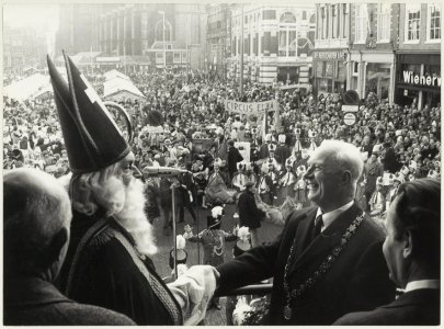Officiele ontvangst van St. Nicolaas op het stadhuis door burgemeestern Mr. O.P.F.M. Cremers. NL-HlmNHA 54003070