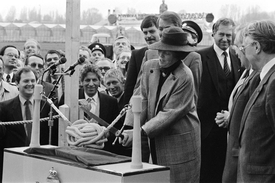Officiele ingebruikstelling verkeersplein Leidschendam Koningin Beatrix hakt ve, Bestanddeelnr 933-6406