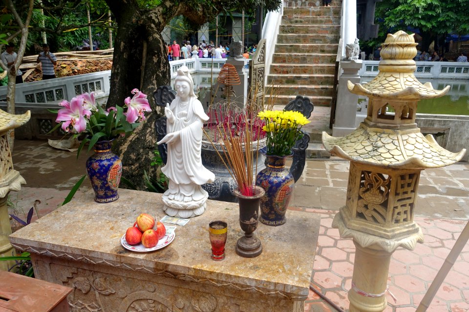 Offerings - One Pillar Pagoda - Hanoi, Vietnam - DSC03511