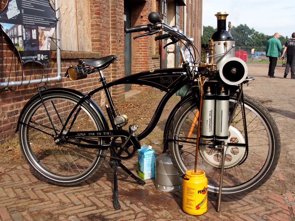 Oisterwijkste Stoomdagen 2015, John van de Riet propane driven bicycle foto 3