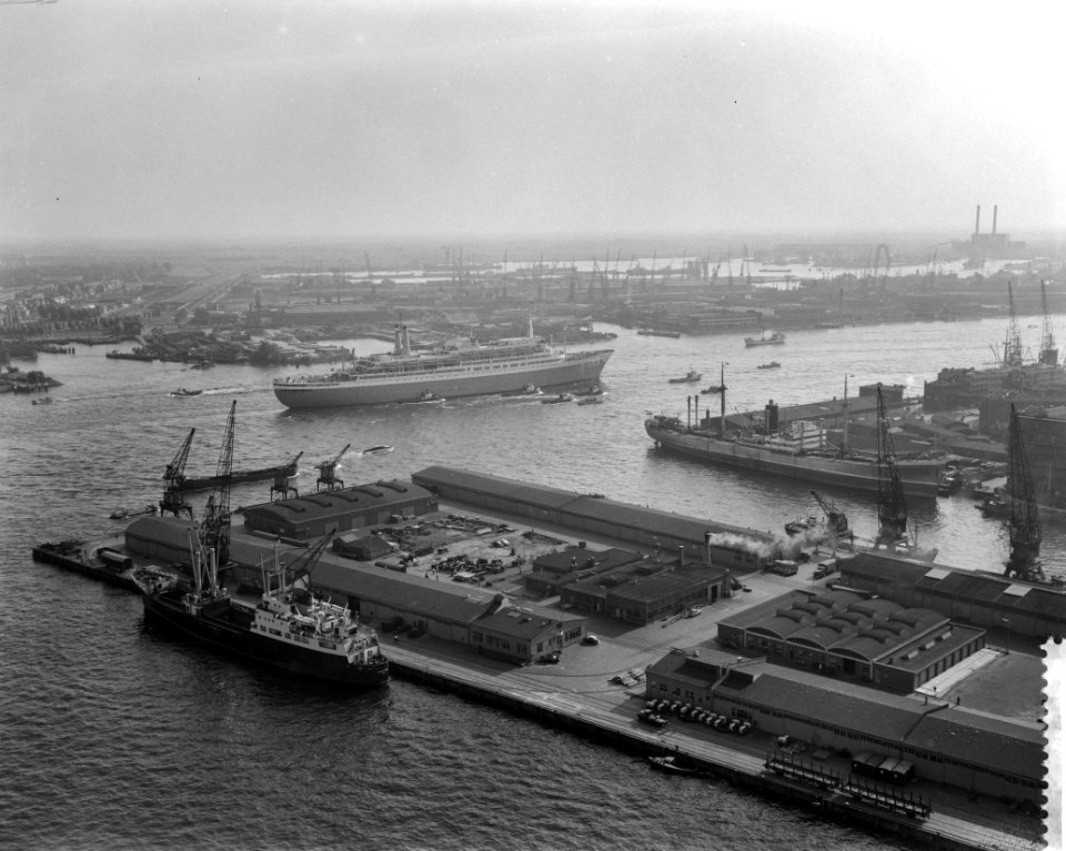 Officiële proefvaart van de s.s. Rotterdam in aanwezigheid van koningin Juliana , Bestanddeelnr 910-6009