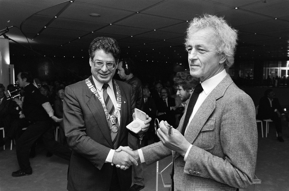 Officiële overdracht van het Muziektheater door burgemeester van Thijn van Amste, Bestanddeelnr 933-7669
