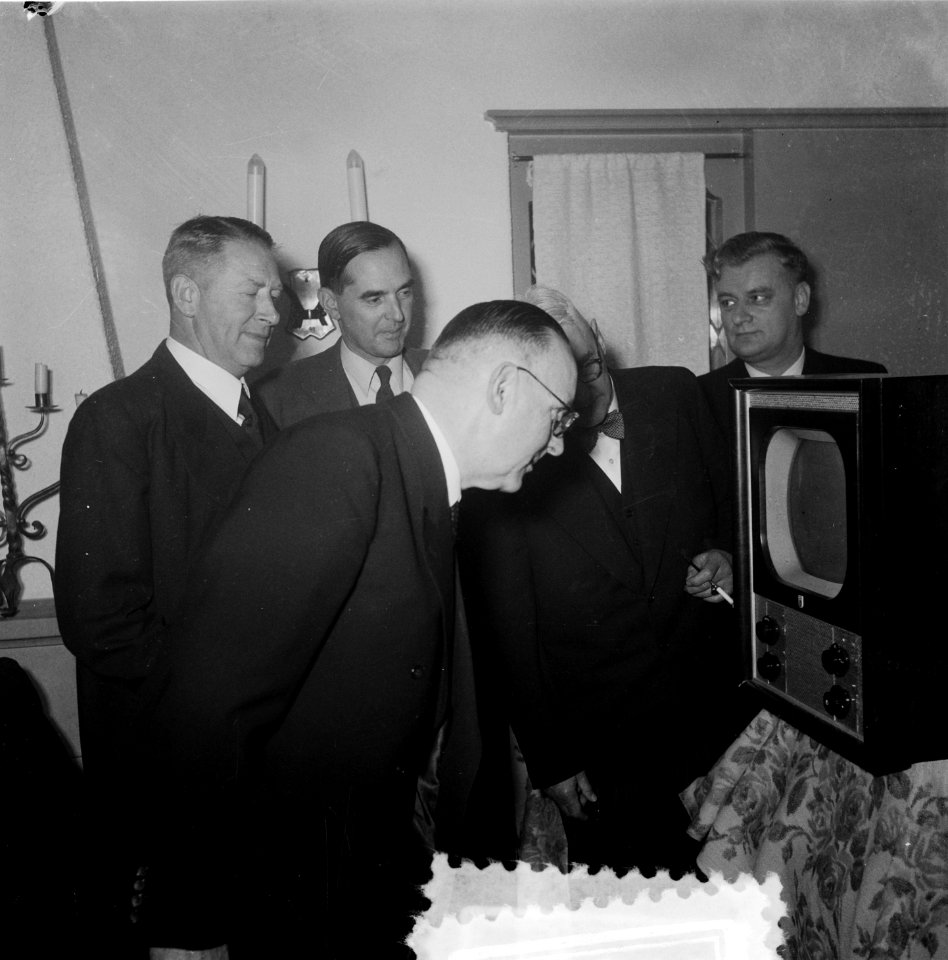 Officiële ingebruikneming televisie-omroep. Minister Teulings kijkt naar een tel, Bestanddeelnr 904-7880