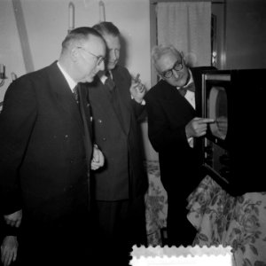 Officiële ingebruikneming televisie-omroep. Links minister Teulings, Bestanddeelnr 904-7881