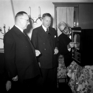 Officiële ingebruikneming televisie-omroep. Minister Teulings kijkt naar een tel, Bestanddeelnr 904-7883