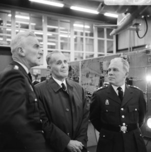 Officiële ingebruikname, links de nieuwe Hoofdcommissaris P.A. Jong en rechts Ho, Bestanddeelnr 919-7759