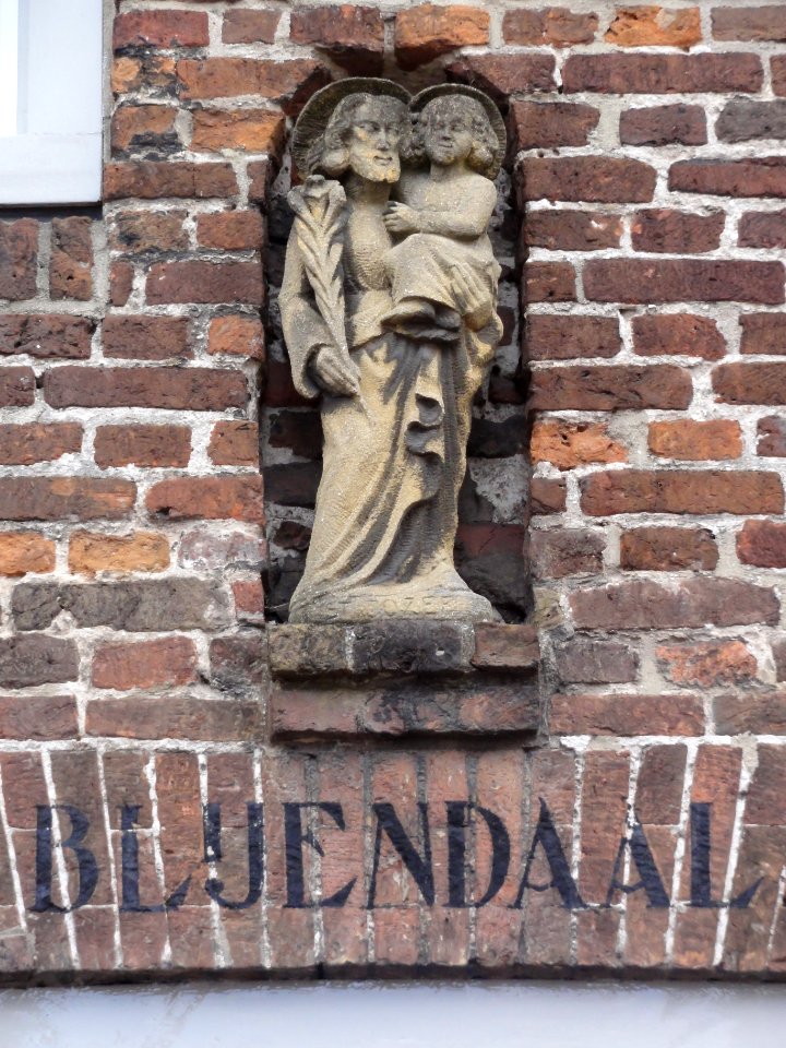 Oirschot Rijksmonument 31309 klooster Nieuwstraat 28 gevelbeeld St.joseph met kind