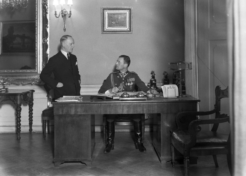 Officier Hartmann en de heer Zanicivski in het presidentieel paleis in Warschau, Bestanddeelnr 190-1147
