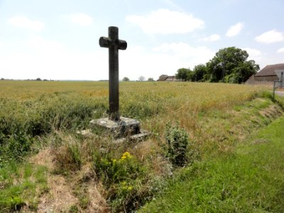 Oisseau-le-Petit (Sarthe) Croix D124-D111b